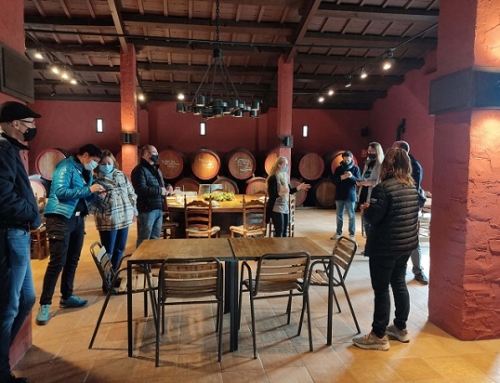 Una treintena de agentes turísticos visitan espacios de la Ruta del vino de la Pequeña DO Pla de Bages